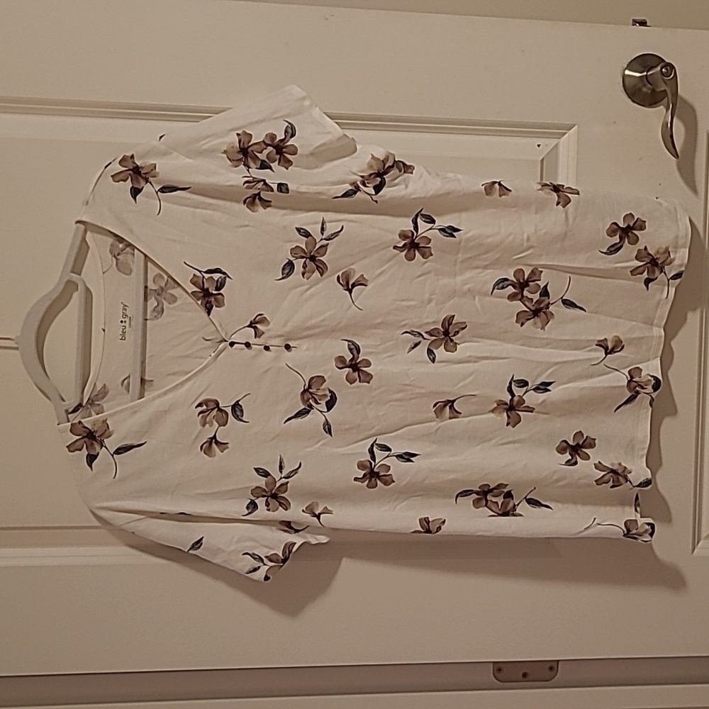3/$27 Bleu gray floral tee